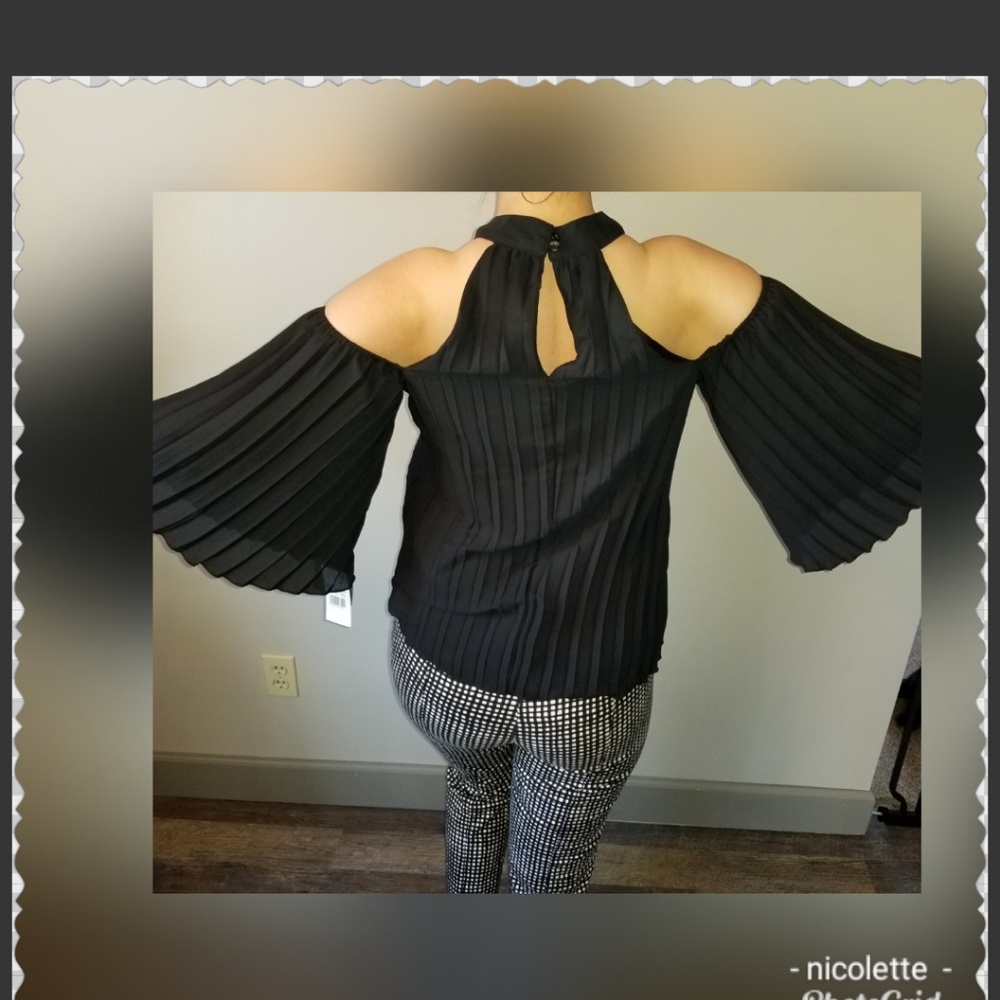 Grayson/Threads black cold shoulder top NWT